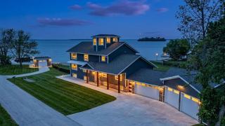 Van Laanen Lake House- Luxury Bayfront Retreat Kayaks Lambeau Nearby - 0