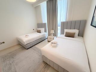 Endless Sea Horizon from our Luxury Waterfront 2BR with Maid's room - 4