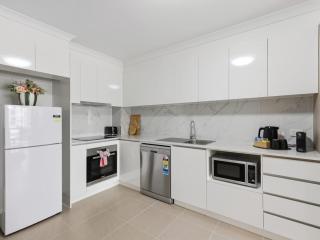 Modern 2 Bdr Rockingham Apt inc Balcony & Parking - 9