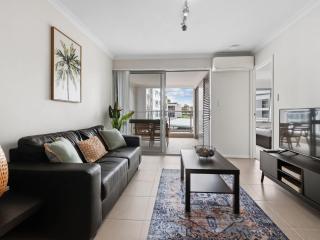 Modern 2 Bdr Rockingham Apt inc Balcony & Parking - 0