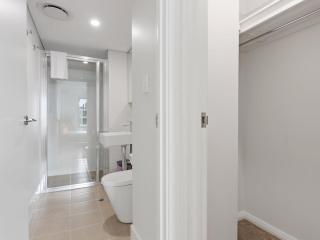 Modern 2 Bdr Rockingham Apt inc Balcony & Parking - 5