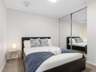 Modern 2 Bdr Rockingham Apt inc Balcony & Parking - 4