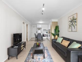 Modern 2 Bdr Rockingham Apt inc Balcony & Parking - 1
