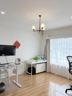 Springvale Hub - Beautiful & spacious queen bed room - 6