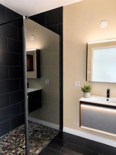 Charming Chelsea Bungalow Central Location Modern Comforts - 7