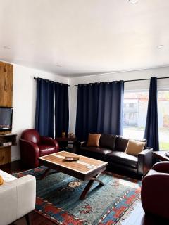 Charming Chelsea Bungalow Central Location Modern Comforts - 5