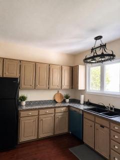 Charming Chelsea Bungalow Central Location Modern Comforts - 3