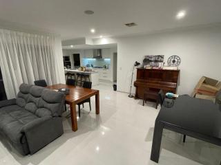 Huge Master Bedroom with Ensuite Bathroom & Walk-In Robe - 8