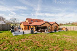 Megan's Hideaway | Luxury 4 Bed Retreat - 0