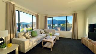 Willow & Light Spacious Warm 4BR Family Retreat - 0