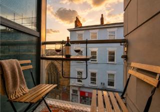 Panoramic York Views, Lift, Family Stays - One with Balcony - 8