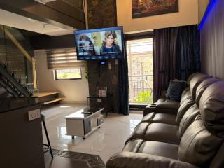 4-Minute Airport Family Suites - 8