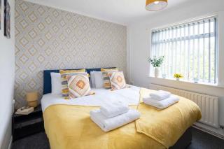 Convenient 3 Bedroom House w Garden in St Helens - 5