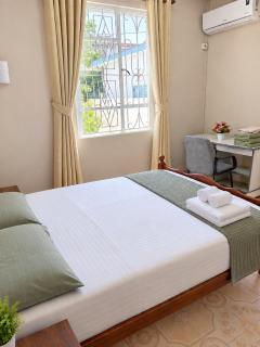 Yuti Homestay - Stunning 3BR Apartment with Pool - Sleeps 6 - Prime Location - 6