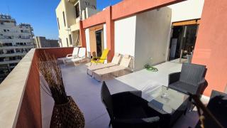 Central 2BR Apt with Huge Balcony & Views - 7