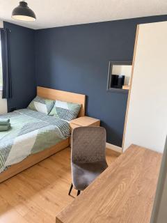 Modern Double Room with Smart TV & Fridge near Hospital - 4