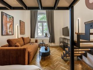 Old Town Mezzanine Apartment - 8