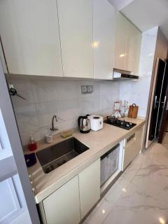 Sky House Apartment BSD Tower Leonie with Smart TV 43 inch Near Aeonmall,The Breeze,ICE BSD by Victoria Grey Living - 6