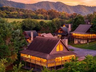 Minutes to Dollywood &The Island in Pigeon Forge Hot tubOutdoor FirepitGas GrillIndoor Fireplace - 7
