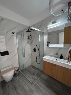 Pool and Sea View 1 Bed Spacious Apartment - 5