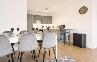 Spacious 2 Bedroom Flat with Free Parking - 9