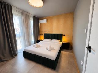 Modern 1BR Apartment, Spacious Balcony, Fast WiFi & Free Parking - 0