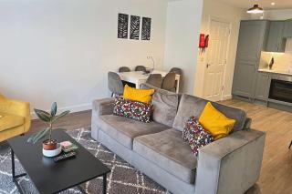 Spacious 2 Bedroom Flat with Free Parking - 8