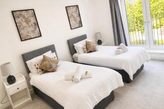 Spacious 2 Bedroom Flat with Free Parking - 6