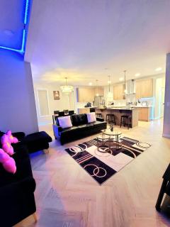 SwitHome Glen Near Yeg Airport 5 beds 25 baths - 3