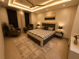 Luxury 2BR Apt Pavilion Suite Bahria Phase 4 Gym Sauna - 3