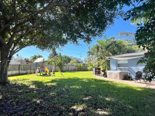 Cul de Sac Home Hot Tub w Fenced Yard - 8