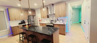 SwitHome Glen Near Yeg Airport 5 beds 25 baths - 4