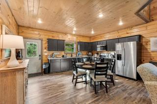 3 Bears Retreat - Luxurious cabin with Private Indoor Pool, Sauna, Hot Tub + Game Room - 4