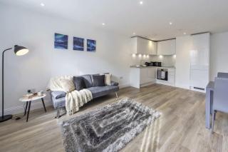 2 Bed Apartment in Central Gravesend w Games Room - 9