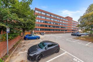 2 Bed Apartment in Central Gravesend w Games Room - 5