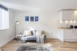 2 Bed Apartment in Central Gravesend w Games Room - 1