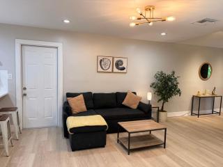 Renovated 2 BD Home w/ Private Parking, Gallery & W/D - 5