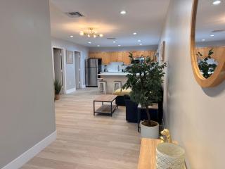 Renovated 2 BD Home w/ Private Parking, Gallery & W/D - 7