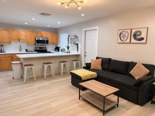 Renovated 2 BD Home w/ Private Parking, Gallery & W/D - 8