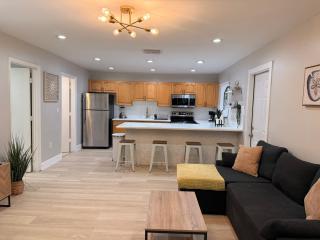 Renovated 2 BD Home w/ Private Parking, Gallery & W/D - 3