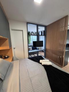 Studio luxuoso bem equipado, cama Queen size ar condicionado e garagem - 8