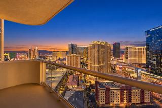 The Signature at MGM Grand, Luxury Balcony Suite, Strip View - 8