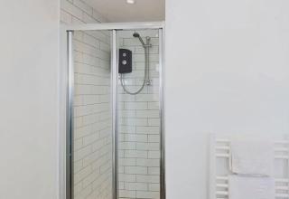 Spacious 2 Bedroom Flat with Free Parking - 4