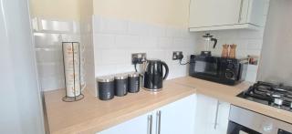 Stylish 3 Bed Flat with Private Balcony - 7