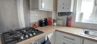 Stylish 3 Bed Flat with Private Balcony - 6