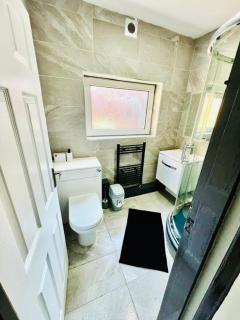 Modern 5BR Home Free Parking & Sleeps 10 - 9