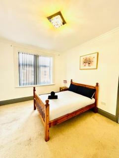Modern 5BR Home Free Parking & Sleeps 10 - 8