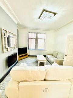 Modern 5BR Home Free Parking & Sleeps 10 - 7