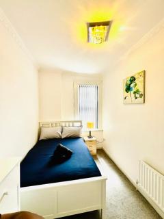 Modern 5BR Home Free Parking & Sleeps 10 - 6
