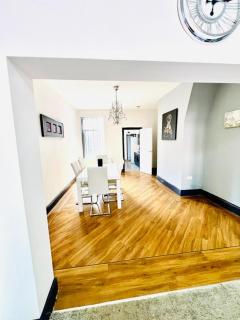 Modern 5BR Home Free Parking & Sleeps 10 - 4